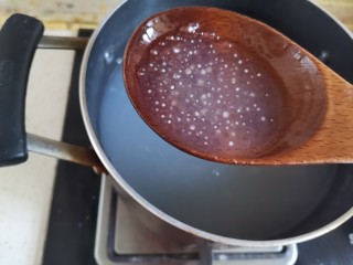 西米水果捞,锅里烧水水开下入西米煮至出现白芯状态，盖上盖子闷十分钟