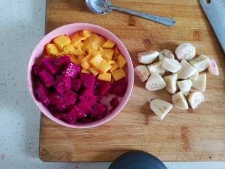 西米水果捞,火龙果，芒果，香蕉切成块