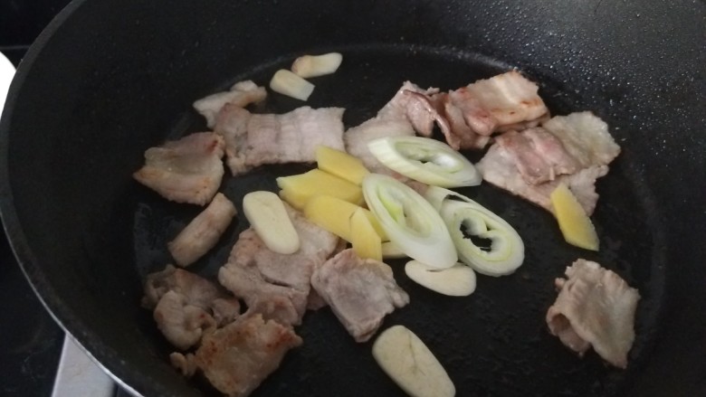 干锅菜花五花肉,将两面煎至微黄下去葱姜蒜