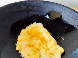七彩炒面,将鸡蛋煎至金黄色，炒散后舀到碗中备用