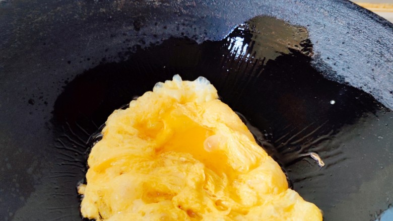 七彩炒面,将鸡蛋煎至金黄色，炒散后舀到碗中备用