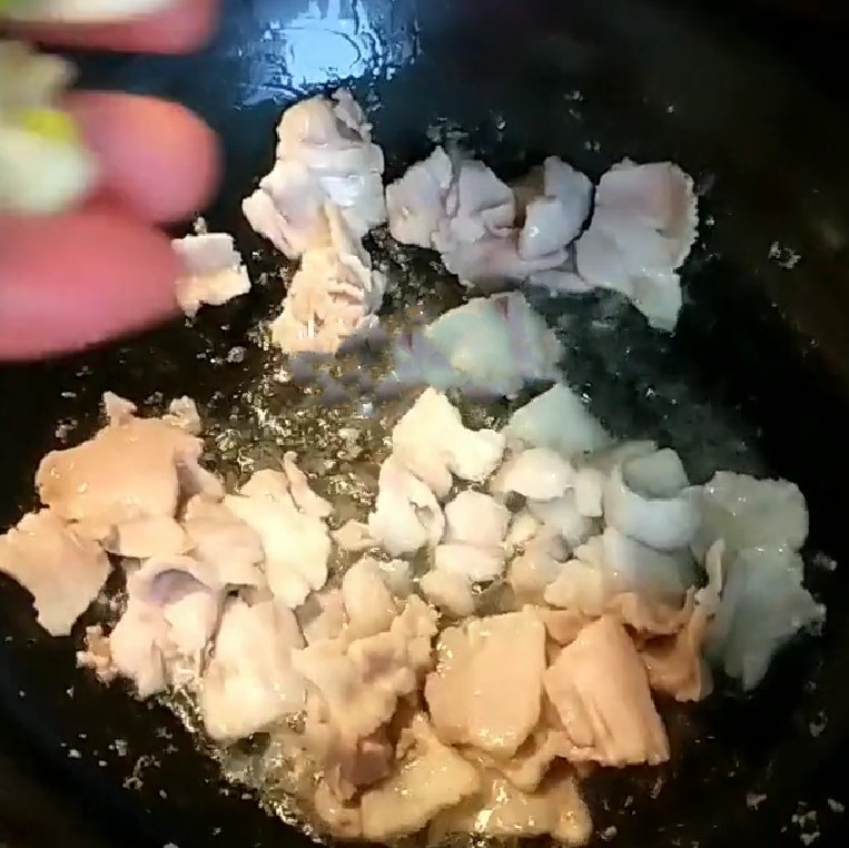 干锅菜花五花肉,放入葱姜蒜。
