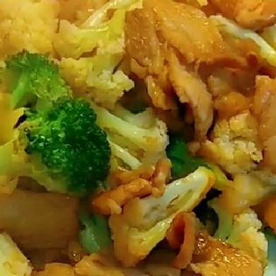 干锅菜花五花肉,倒入西蓝花翻炒均匀，加入适量盐，鸡精炒均匀即可。