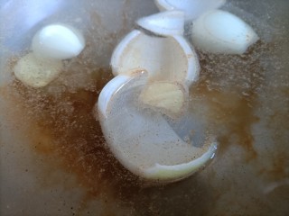 酥炸蘑菇,再放入盐，十三香和酱油。