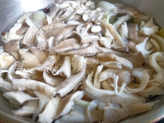 酥炸蘑菇,水煮开放入蘑菇，这时候水的高度基本和蘑菇持平就可以。不要太少