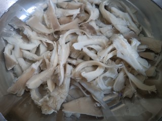 酥炸蘑菇,把蘑菇捞出投凉，投几回，把蘑菇里面的热水投出来