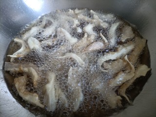 酥炸蘑菇,另起锅，倒入小半锅油，烧到五六成热一个个下蘑菇，小火炸制定型