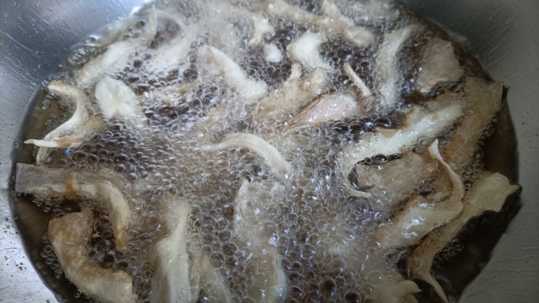 酥炸蘑菇,另起锅，倒入小半锅油，烧到五六成热一个个下蘑菇，小火炸制定型