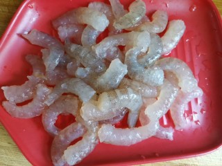 鲜虾蔬菜饼,先把虾剥掉虾壳去掉虾线和虾肠