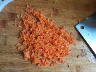 鲜虾蔬菜饼,再把胡萝卜也切成胡萝卜丁