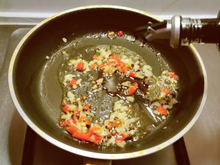 椒麻手撕鸡,放入酱油和蚝油，拌匀即可关火，香浓可口的椒麻汁就做好了。