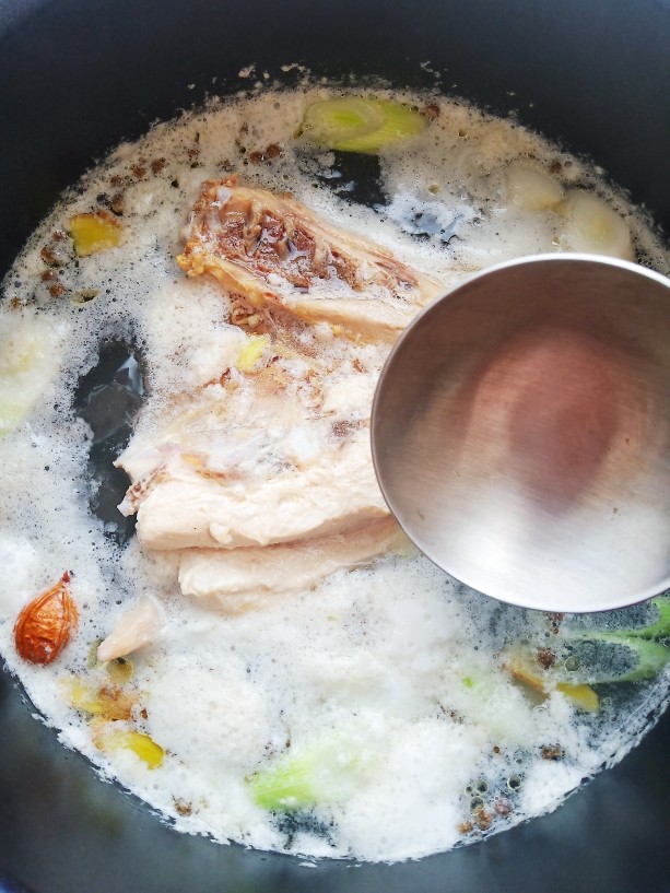 椒麻手撕鸡,水开后撇去浮沫，再炖煮10分钟即可。