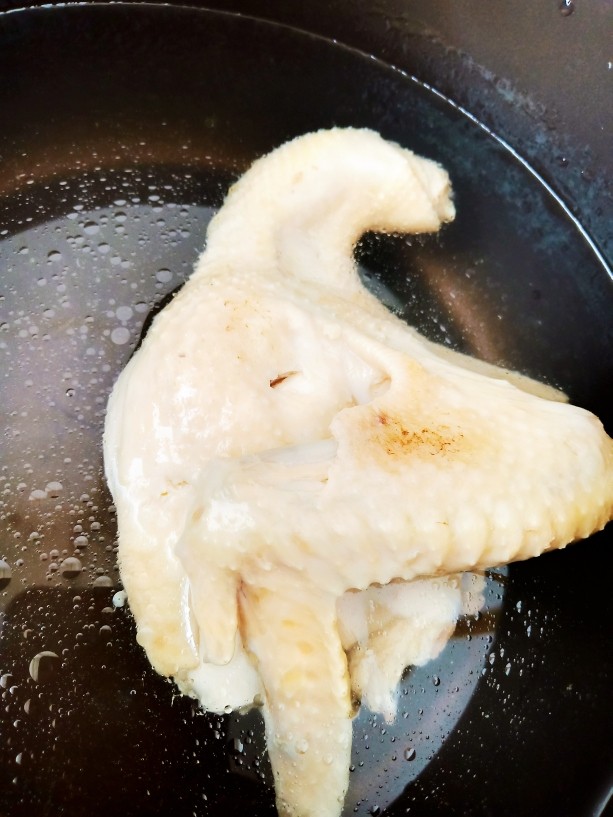 椒麻手撕鸡,时间到，将鸡肉放入冰水中浸泡。