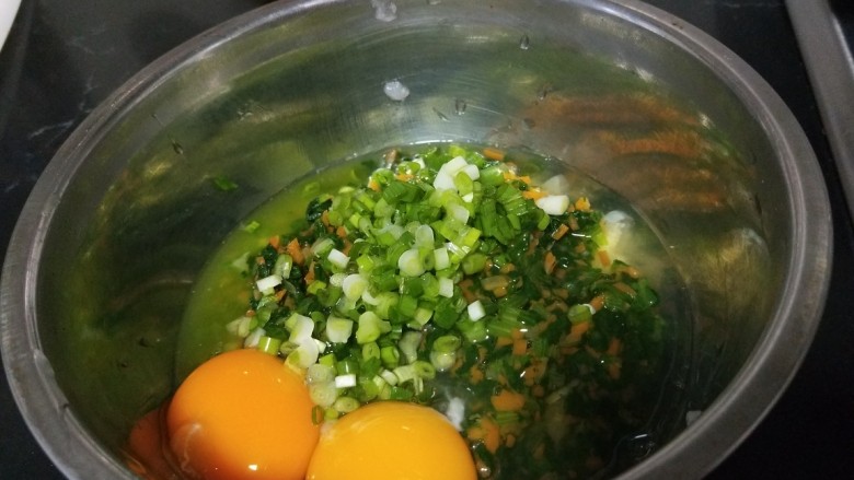 鲜虾蔬菜饼,在放入盆中，打入两个鸡蛋。