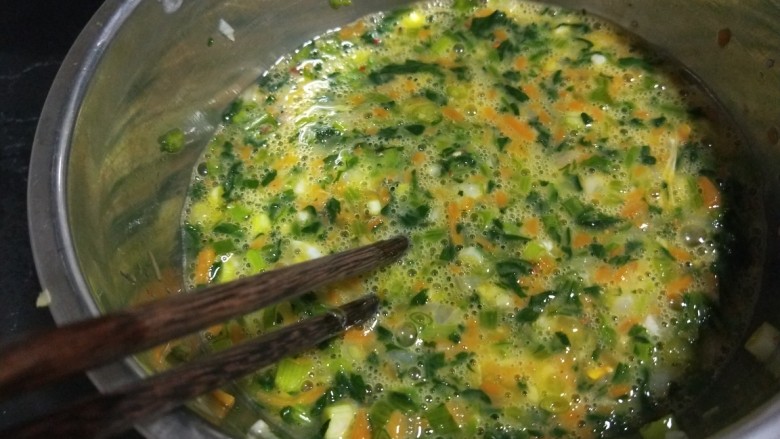鲜虾蔬菜饼,放入盆中搅拌均匀。