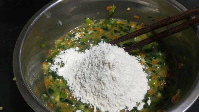 鲜虾蔬菜饼,在加入适量面粉搅拌均匀即可。