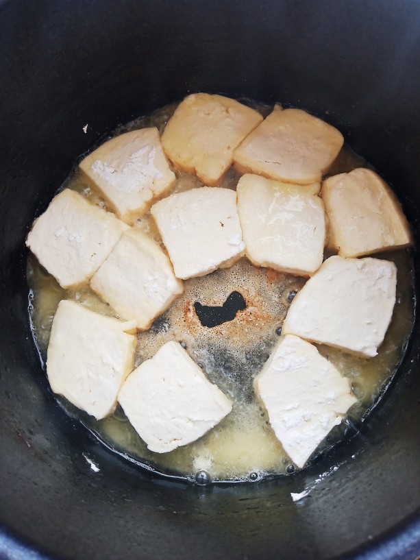 酱汁豆腐,锅中放略多的油，加入裹好淀粉的豆腐小火慢慢煎。