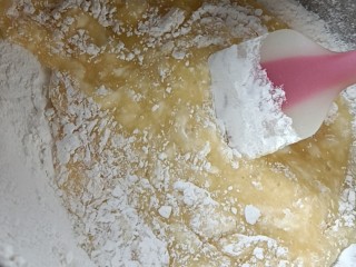 蓝莓酸奶马芬,泡打粉与面粉混合好，过筛到蛋液中