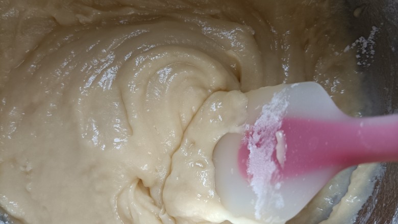 蓝莓酸奶马芬,将面粉搅拌湿润即可，看不到面粉了。不要过度搅拌，以免面糊起筋。把面糊装入裱花袋