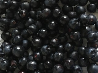 蓝莓酸奶马芬,用手轻柔的搓洗蓝莓，这个时候蓝莓表面的白霜和污垢就清洗干净了。用厨房用纸擦干水分备用