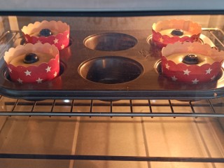 蓝莓酸奶马芬,把烤盘放入烤箱中，170度烤20分钟。如果烤箱大，温度略低，可以温度调到190，不能再高了。温度控制在170-190之间，具体看个人的烤箱。