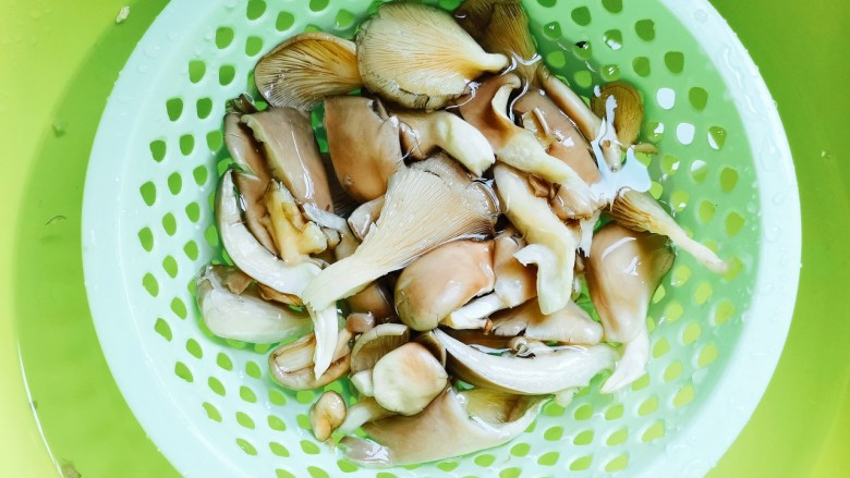 酥炸蘑菇,用清水洗净