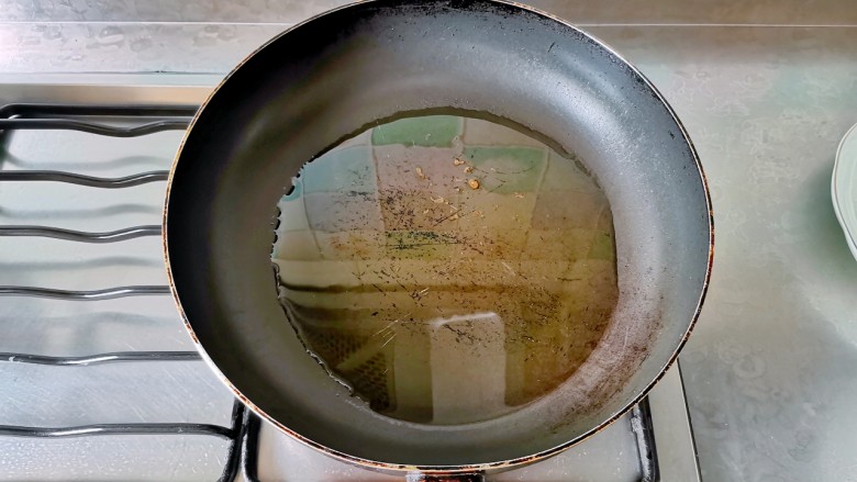 酥炸蘑菇,锅中倒油，油温不能太高哦！