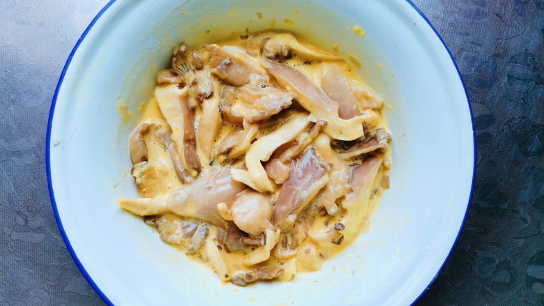 酥炸蘑菇,拌匀后腌制十分钟