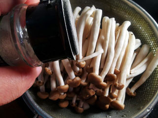 酥炸蘑菇,加入胡椒粉