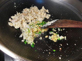 酥炸蘑菇,鱼籽里先下葱姜蒜爆香