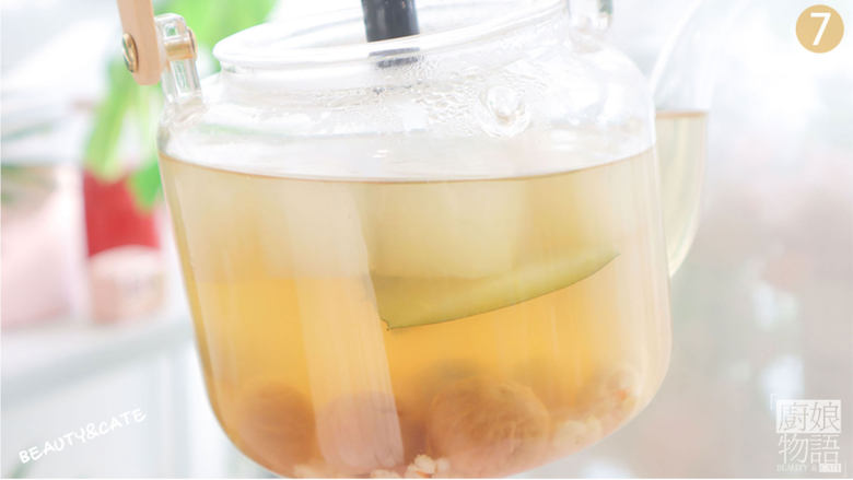 夏天减肥不想动？喝了这份「消肿冬瓜茶」想不瘦都难！,待黄冰糖融化后盛出放凉。