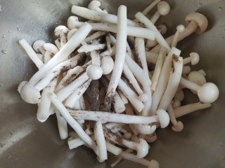 酥炸蘑菇,加入适量的胡椒粉