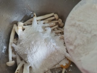 酥炸蘑菇,加入一大勺淀粉和一大勺面粉，淀粉和面粉的比例是1:1
