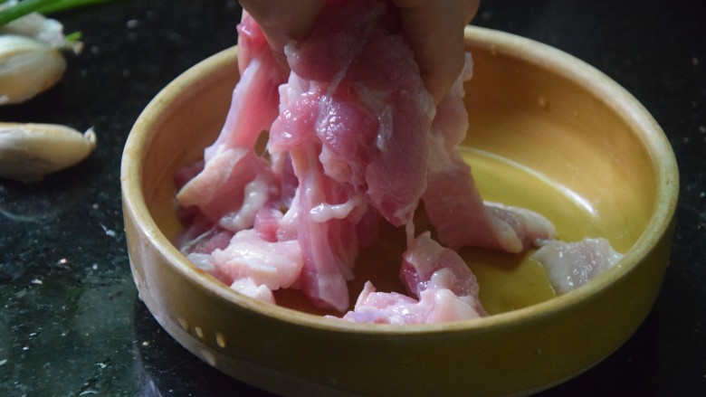 干锅菜花五花肉,抓匀腌制十分钟