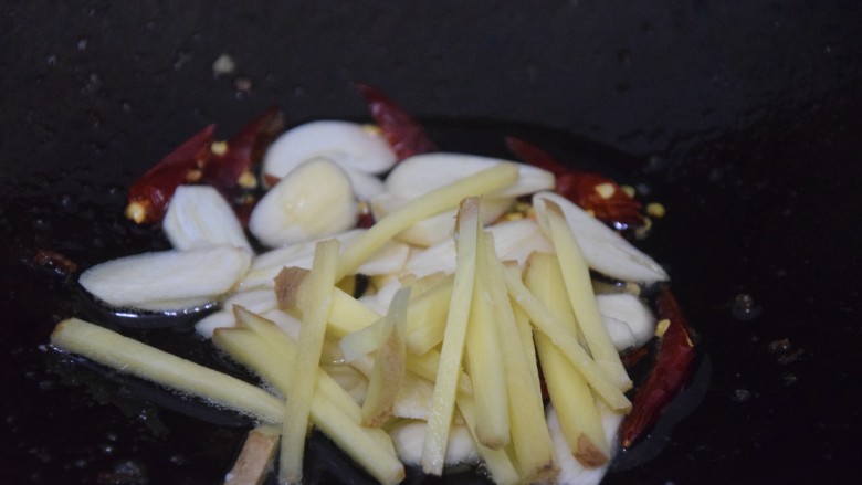 干锅菜花五花肉,锅内留油，当然蒜片、干辣椒和姜丝爆香