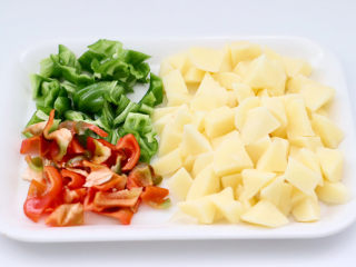 咖喱土豆鸡块,土豆去皮切三角形小块，容易熟的块而入味，麻椒和红椒去籽切片。