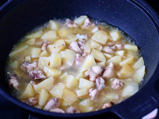 咖喱土豆鸡块,锅中倒入适量的清水。