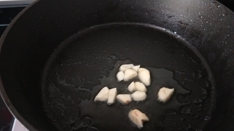 培根炒秋葵,锅中烧油，油热下入大蒜粒
