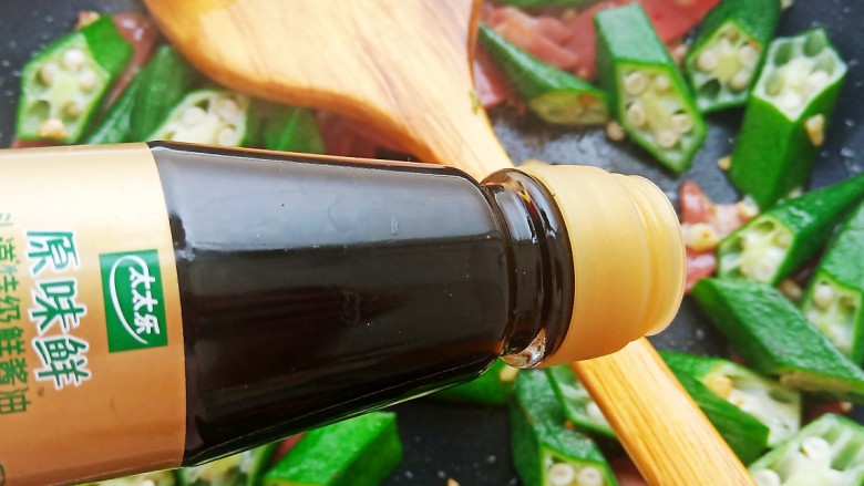 培根炒秋葵,加入适量食盐和一勺原味鲜酱油调味。