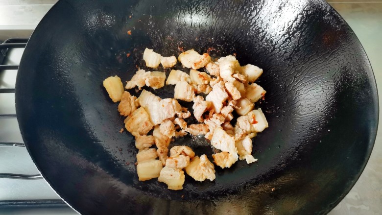 干锅菜花五花肉,翻炒至焦黄色，盛出待用