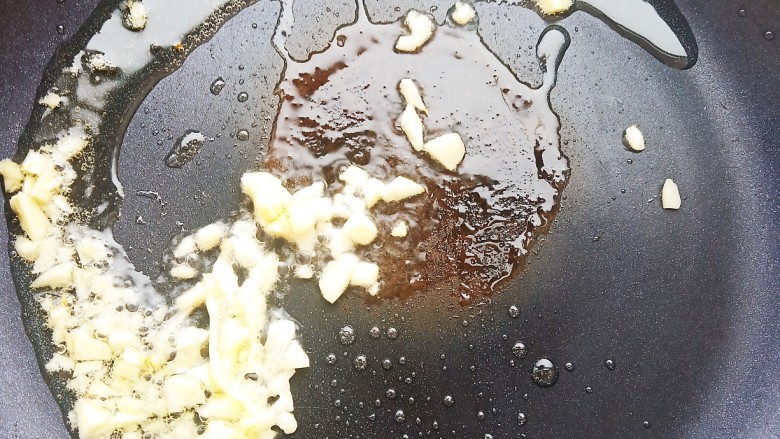 红苋菜皮蛋汤,锅中放油，油热爆香蒜末。