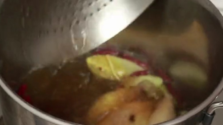 椒麻手撕鸡,盖上盖子煮40分钟，在焖15分钟。