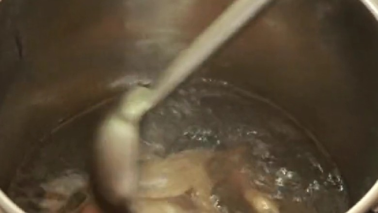 椒麻手撕鸡,加入80度水煮十分钟。