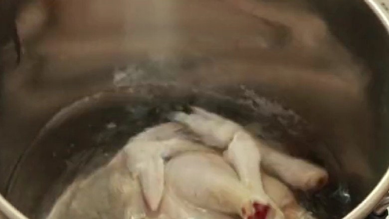 椒麻手撕鸡,在放入筒子锅中。