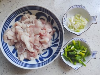 干锅菜花五花肉,五花肉洗净切片
大蒜去皮，洗净切片
小葱洗净切段，葱青和葱白部分分开