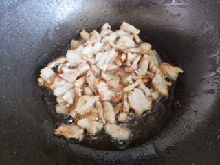 干锅菜花五花肉,中小火慢慢煸炒至五花肉出油，并且呈金黄色