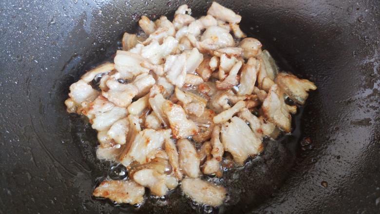 干锅菜花五花肉,中小火慢慢煸炒至五花肉出油，并且呈金黄色