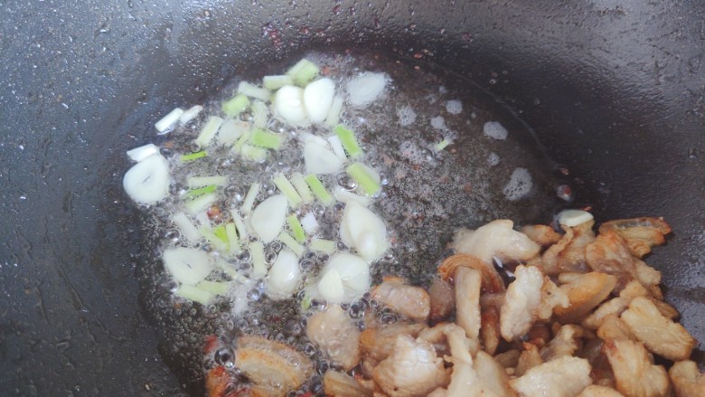 干锅菜花五花肉,下葱白和大蒜，炒香