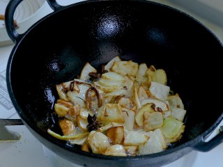椒麻手撕鸡,材料变成焦黄色就可以，把配料捞出来弃用，这个办法制作的料油拌面也特别好吃~