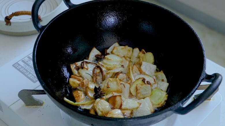 椒麻手撕鸡,材料变成焦黄色就可以，把配料捞出来弃用，这个办法制作的料油拌面也特别好吃~